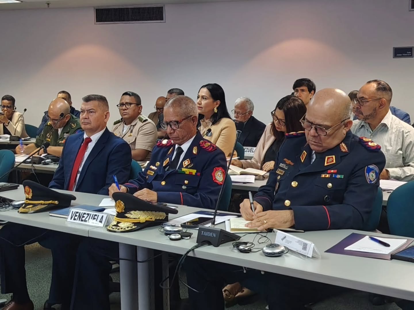 ¡Seguimos avanzando en el Día 2 del V Taller de Gestión del Riesgo de Desastres en el Caribe!
La agenda de trabajo no se detiene, nuestro Primer General (B) Juan Carlos González, presidente del FONBE y Director Nacional de Bomberos, junto al Viceministro de Gestión de Riesgo y Protección Civil Alm. Juan Carlos Oti Paituvi y el Gral. Edwin Isturiz Coordinador Nacional Académico de la DGNB, continúan participando en esta cumbre de alto nivel.
Hoy las mesas de trabajo sumaron una potencia técnica increíble gracias a la articulación conjunta del Sistema Económico Latinoamericano y del Caribe (SELA), la Comisión Económica para América Latina y el Caribe (CEPAL) y La Red de Estudios Sociales en la Prevención de Desastres en Latinoamérica y el Caribe (LA RED).
Nos enfocamos en herramientas metodológicas para pasar de la teoría a la acción: cómo hacer que la infraestructura social de nuestros países sea verdaderamente resiliente y cómo unificar los datos de diferentes regiones para prevenir escenarios críticos en la región.
El conocimiento científico de LA RED, la visión estructural de la CEPAL y el impulso del SELA se unen a la experiencia operativa de nuestros bomberos para blindar el bienestar de nuestras comunidades.
#GestiónDeRiesgo #Dia2 #BomberosVenezuela #CEPAL