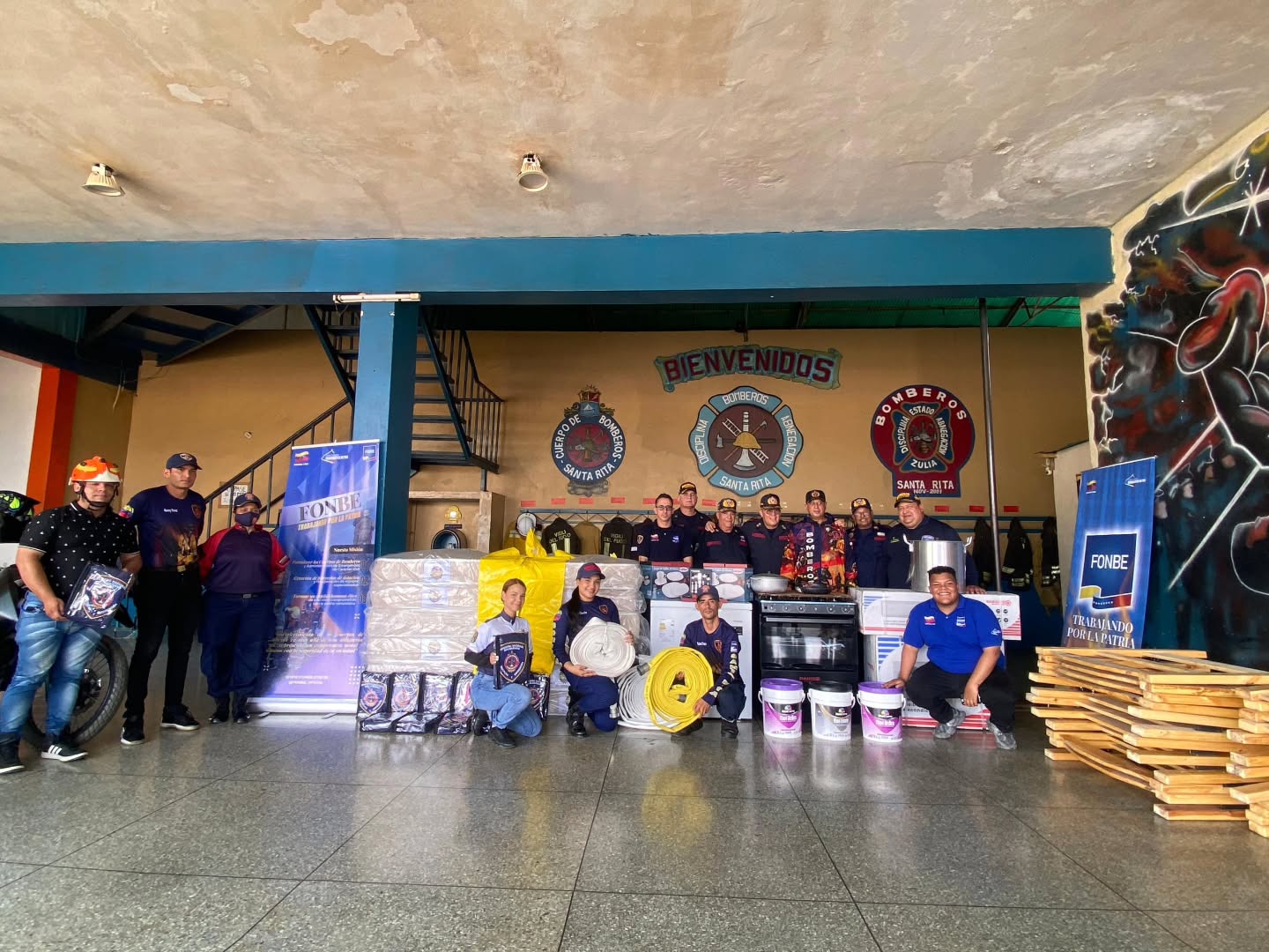 🚨 ¡DOTACIÓN Y EQUIPAMIENTO PARA SANTA RITA! 🧑🚒💧
Continuando con el despliegue de atención en el estado Zulia y siguiendo Instrucciones de la Presidenta (E) Delcy Rodríguez, Ministro Capitán Diosdado Cabello y el Viceministro de Gestion de Riesgos y Protección Civil Alm. Juan Carlos Oti Paituvi, el l Primer General Juan Carlos González, Director General Nacional de Bomberos y Presidente del FONBE, realizó el abordaje integral y la entrega de materiales y equipos esenciales en la estación del Cuerpo de Bomberos de Santa Rita.
Con el objetivo de garantizar una respuesta oportuna ante incendios y diversas emergencias, así como dignificar los espacios de nuestros funcionarios, la estación fue dotada con herramientas operativas, paños de manguera para el combate de incendios y diversos instrumentos de trabajo indispensables para el día a día operativo.
Esta importante dotación permite elevar la capacidad de acción y asegurar que nuestros héroes de azul cuenten con los insumos necesarios para proteger la vida y los bienes de todo el municipio Santa Rita.
¡Avanzamos con paso firme por el fortalecimiento de la seguridad ciudadana!
#BomberosDeSantaRita #Zulia #FONBE #EquipamientoBomberil #SeguridadCiudadana
