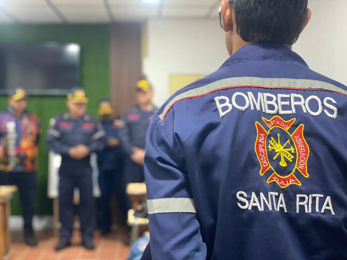 🚨 ¡DOTACIÓN Y EQUIPAMIENTO PARA SANTA RITA! 🧑🚒💧
Continuando con el despliegue de atención en el estado Zulia y siguiendo Instrucciones de la Presidenta (E) Delcy Rodríguez, Ministro Capitán Diosdado Cabello y el Viceministro de Gestion de Riesgos y Protección Civil Alm. Juan Carlos Oti Paituvi, el l Primer General Juan Carlos González, Director General Nacional de Bomberos y Presidente del FONBE, realizó el abordaje integral y la entrega de materiales y equipos esenciales en la estación del Cuerpo de Bomberos de Santa Rita.
Con el objetivo de garantizar una respuesta oportuna ante incendios y diversas emergencias, así como dignificar los espacios de nuestros funcionarios, la estación fue dotada con herramientas operativas, paños de manguera para el combate de incendios y diversos instrumentos de trabajo indispensables para el día a día operativo.
Esta importante dotación permite elevar la capacidad de acción y asegurar que nuestros héroes de azul cuenten con los insumos necesarios para proteger la vida y los bienes de todo el municipio Santa Rita.
¡Avanzamos con paso firme por el fortalecimiento de la seguridad ciudadana!
#BomberosDeSantaRita #Zulia #FONBE #EquipamientoBomberil #SeguridadCiudadana