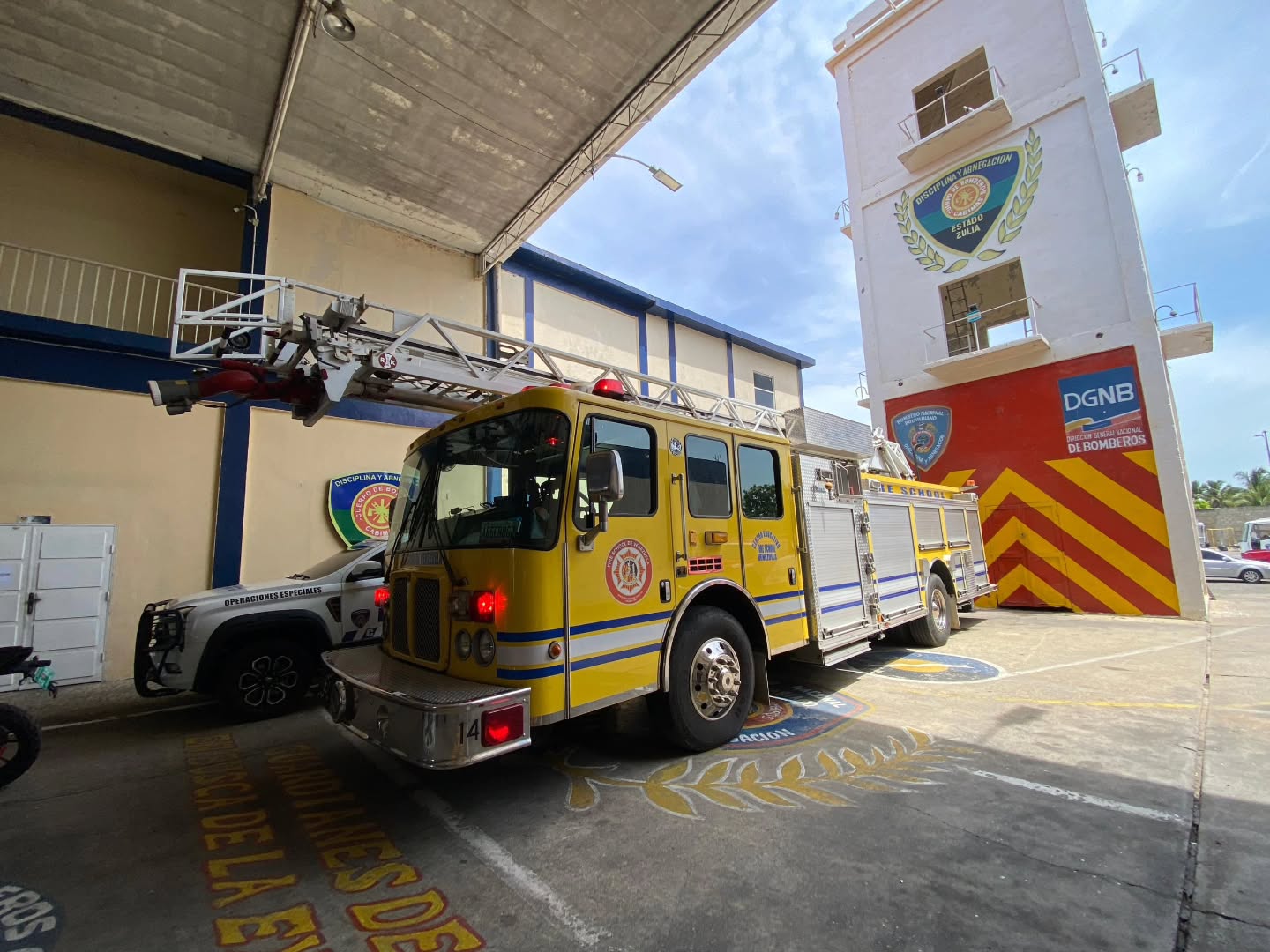 ¡COMPROMISO, CIENCIA Y VANGUARDIA EN CABIMAS!
El despliegue institucional por el estado Zulia consolidó un hito histórico de aprendizaje y evolución técnica. El Primer General Juan Carlos González, Director General Nacional de Bomberos y Presidente del FONBE, encabezó una fructífera visita a la estación del Cuerpo de Bomberos de Cabimas y a las extraordinarias instalaciones de la Fire School de Venezuela.
Recibidos por el General Mufid Houmeidan, líder de esta prestigiosa escuela de formación, se vivió una jornada de alto impacto donde quedó en evidencia el extraordinario nivel técnico, científico y operativo que se gesta en la entidad de la Costa Oriental del Lago.
Durante este valioso encuentro, las autoridades abordaron el desarrollo de estudios avanzados y la planificación de simulaciones tácticas de índole urbana e industrial. Este intercambio de experiencias positivas resalta el rol estratégico de la academia en la recreación de escenarios complejos para optimizar los tiempos de respuesta y la profesionalización constante de nuestros funcionarios para garantizar su seguridad y la del pueblo.
La mística, el orgullo y las ganas de superación vibraron en cada rincón de esta visita, demostrando que Venezuela cuenta con un semillero de conocimientos técnicos capaz de medirse con los más altos estándares internacionales.
¡Nos llevamos de Cabimas la certeza de que el futuro de la prevención está en manos de hombres y mujeres de excelencia! Orgullo, disciplina y abnegación.
#Zulia #FireSchool #FONBE #SeguridadCiudadana #bomberos