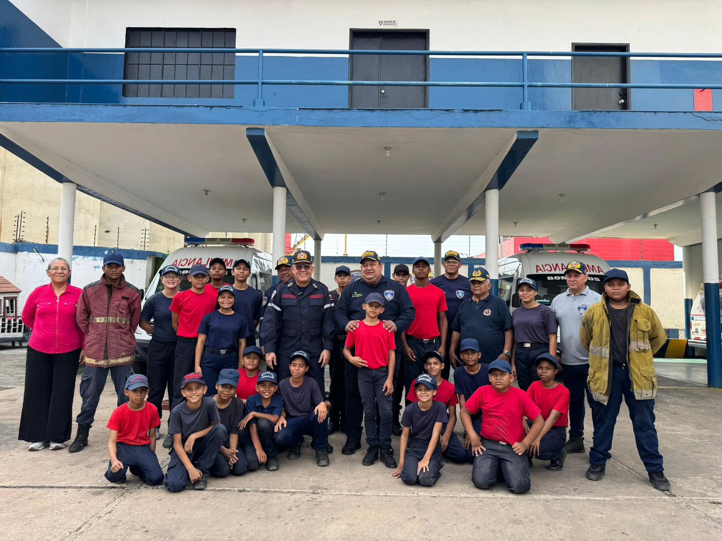 🚨 ¡FORTALECIENDO A NUESTROS HÉROES DE AZUL! 🧑🚒🇻🇪
Siguiendo Instrucciones de la Presidenta (E) Delcy Rodríguez, Ministro Capitán Diosdado Cabello y el Viceministro de Gestion de Riesgos y Protección Civil Alm. Juan Carlos Oti Paituvi, la mañana de este sábado 30 de Mayo, la estación del Cuerpo de Bomberos de Maracaibo en el estado Zulia recibió la importante visita institucional del Primer General Juan Carlos González, Director General Nacional de Bomberos y Presidente del FONBE.
Este encuentro se llevó a cabo con el firme propósito de impulsar el mejoramiento continuo de la institución y optimizar la supervisión de todo el personal que allí labora, consolidando un ambiente de paz, bienestar y cooperación mutua.
La jornada contó tambien con la emotiva participación de los niños, niñas y adolescentes pertenecientes a las Brigadas Infantiles y Juveniles de la entidad estuvieron presentes en la estación, reafirmando el compromiso de formar a las nuevas generaciones en los valores de disciplina y abnegación.
Durante el recorrido, se realizó una inspección detallada de las instalaciones en pro de conocer a fondo el desarrollo actual de la estación, evaluar de primera mano sus fortalezas y debilidades, y diseñar estrategias eficientes que dignifiquen la labor bomberil y garanticen una respuesta óptima a la ciudadania
Seguimos trabajando con disciplina y abnegación por la seguridad de nuestro pueblo!
#BomberosDeMaracaibo #Zulia #FONBE #Maracaibo