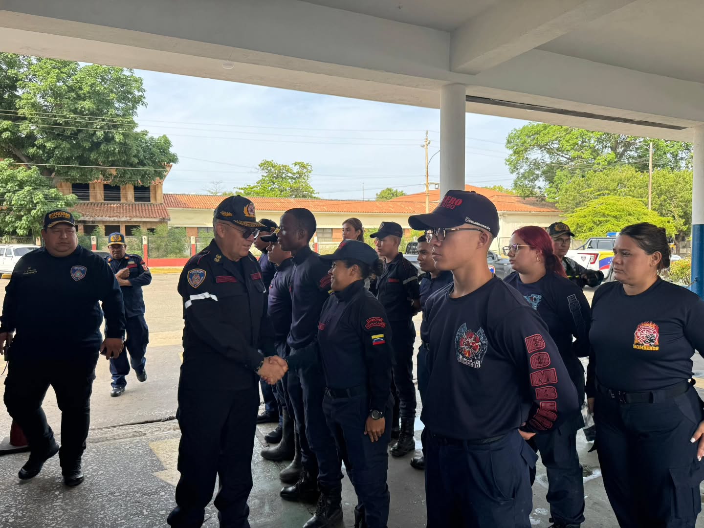 🚨 ¡FORTALECIENDO A NUESTROS HÉROES DE AZUL! 🧑🚒🇻🇪
Siguiendo Instrucciones de la Presidenta (E) Delcy Rodríguez, Ministro Capitán Diosdado Cabello y el Viceministro de Gestion de Riesgos y Protección Civil Alm. Juan Carlos Oti Paituvi, la mañana de este sábado 30 de Mayo, la estación del Cuerpo de Bomberos de Maracaibo en el estado Zulia recibió la importante visita institucional del Primer General Juan Carlos González, Director General Nacional de Bomberos y Presidente del FONBE.
Este encuentro se llevó a cabo con el firme propósito de impulsar el mejoramiento continuo de la institución y optimizar la supervisión de todo el personal que allí labora, consolidando un ambiente de paz, bienestar y cooperación mutua.
La jornada contó tambien con la emotiva participación de los niños, niñas y adolescentes pertenecientes a las Brigadas Infantiles y Juveniles de la entidad estuvieron presentes en la estación, reafirmando el compromiso de formar a las nuevas generaciones en los valores de disciplina y abnegación.
Durante el recorrido, se realizó una inspección detallada de las instalaciones en pro de conocer a fondo el desarrollo actual de la estación, evaluar de primera mano sus fortalezas y debilidades, y diseñar estrategias eficientes que dignifiquen la labor bomberil y garanticen una respuesta óptima a la ciudadania
Seguimos trabajando con disciplina y abnegación por la seguridad de nuestro pueblo!
#BomberosDeMaracaibo #Zulia #FONBE #Maracaibo