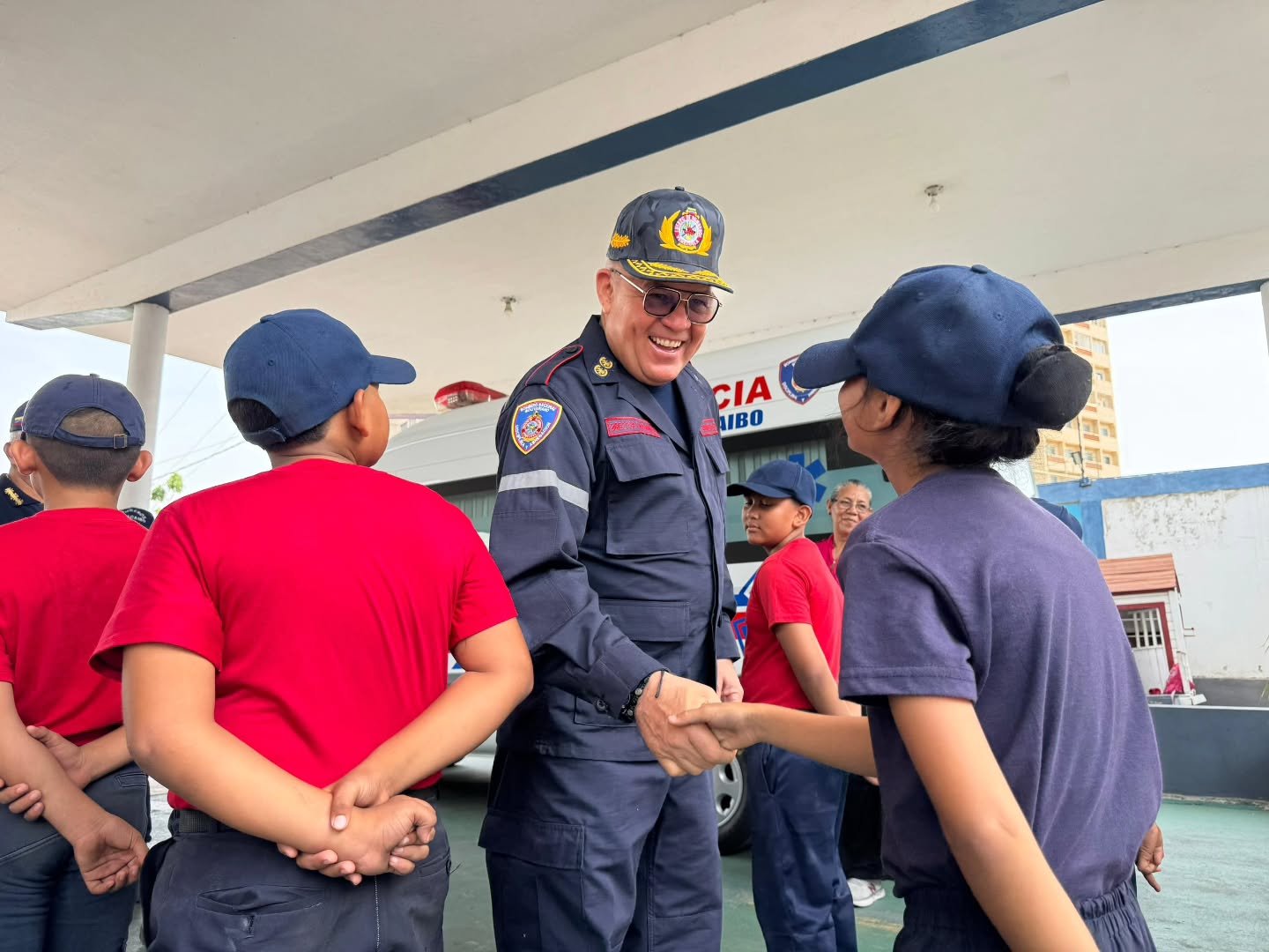 🚨 ¡FORTALECIENDO A NUESTROS HÉROES DE AZUL! 🧑🚒🇻🇪
Siguiendo Instrucciones de la Presidenta (E) Delcy Rodríguez, Ministro Capitán Diosdado Cabello y el Viceministro de Gestion de Riesgos y Protección Civil Alm. Juan Carlos Oti Paituvi, la mañana de este sábado 30 de Mayo, la estación del Cuerpo de Bomberos de Maracaibo en el estado Zulia recibió la importante visita institucional del Primer General Juan Carlos González, Director General Nacional de Bomberos y Presidente del FONBE.
Este encuentro se llevó a cabo con el firme propósito de impulsar el mejoramiento continuo de la institución y optimizar la supervisión de todo el personal que allí labora, consolidando un ambiente de paz, bienestar y cooperación mutua.
La jornada contó tambien con la emotiva participación de los niños, niñas y adolescentes pertenecientes a las Brigadas Infantiles y Juveniles de la entidad estuvieron presentes en la estación, reafirmando el compromiso de formar a las nuevas generaciones en los valores de disciplina y abnegación.
Durante el recorrido, se realizó una inspección detallada de las instalaciones en pro de conocer a fondo el desarrollo actual de la estación, evaluar de primera mano sus fortalezas y debilidades, y diseñar estrategias eficientes que dignifiquen la labor bomberil y garanticen una respuesta óptima a la ciudadania
Seguimos trabajando con disciplina y abnegación por la seguridad de nuestro pueblo!
#BomberosDeMaracaibo #Zulia #FONBE #Maracaibo