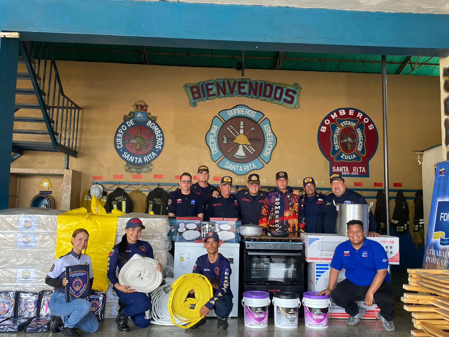 🚨 ¡DOTACIÓN Y EQUIPAMIENTO PARA SANTA RITA! 🧑🚒💧
Continuando con el despliegue de atención en el estado Zulia y siguiendo Instrucciones de la Presidenta (E) Delcy Rodríguez, Ministro Capitán Diosdado Cabello y el Viceministro de Gestion de Riesgos y Protección Civil Alm. Juan Carlos Oti Paituvi, el l Primer General Juan Carlos González, Director General Nacional de Bomberos y Presidente del FONBE, realizó el abordaje integral y la entrega de materiales y equipos esenciales en la estación del Cuerpo de Bomberos de Santa Rita.
Con el objetivo de garantizar una respuesta oportuna ante incendios y diversas emergencias, así como dignificar los espacios de nuestros funcionarios, la estación fue dotada con herramientas operativas, paños de manguera para el combate de incendios y diversos instrumentos de trabajo indispensables para el día a día operativo.
Esta importante dotación permite elevar la capacidad de acción y asegurar que nuestros héroes de azul cuenten con los insumos necesarios para proteger la vida y los bienes de todo el municipio Santa Rita.
¡Avanzamos con paso firme por el fortalecimiento de la seguridad ciudadana!
#BomberosDeSantaRita #Zulia #FONBE #EquipamientoBomberil #SeguridadCiudadana