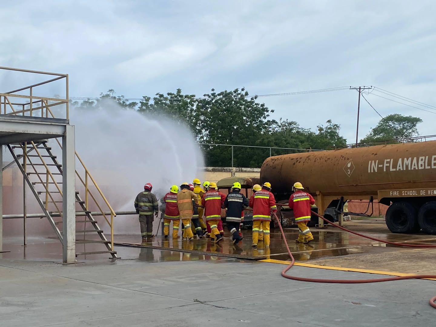 ¡COMPROMISO, CIENCIA Y VANGUARDIA EN CABIMAS!
El despliegue institucional por el estado Zulia consolidó un hito histórico de aprendizaje y evolución técnica. El Primer General Juan Carlos González, Director General Nacional de Bomberos y Presidente del FONBE, encabezó una fructífera visita a la estación del Cuerpo de Bomberos de Cabimas y a las extraordinarias instalaciones de la Fire School de Venezuela.
Recibidos por el General Mufid Houmeidan, líder de esta prestigiosa escuela de formación, se vivió una jornada de alto impacto donde quedó en evidencia el extraordinario nivel técnico, científico y operativo que se gesta en la entidad de la Costa Oriental del Lago.
Durante este valioso encuentro, las autoridades abordaron el desarrollo de estudios avanzados y la planificación de simulaciones tácticas de índole urbana e industrial. Este intercambio de experiencias positivas resalta el rol estratégico de la academia en la recreación de escenarios complejos para optimizar los tiempos de respuesta y la profesionalización constante de nuestros funcionarios para garantizar su seguridad y la del pueblo.
La mística, el orgullo y las ganas de superación vibraron en cada rincón de esta visita, demostrando que Venezuela cuenta con un semillero de conocimientos técnicos capaz de medirse con los más altos estándares internacionales.
¡Nos llevamos de Cabimas la certeza de que el futuro de la prevención está en manos de hombres y mujeres de excelencia! Orgullo, disciplina y abnegación.
#Zulia #FireSchool #FONBE #SeguridadCiudadana #bomberos